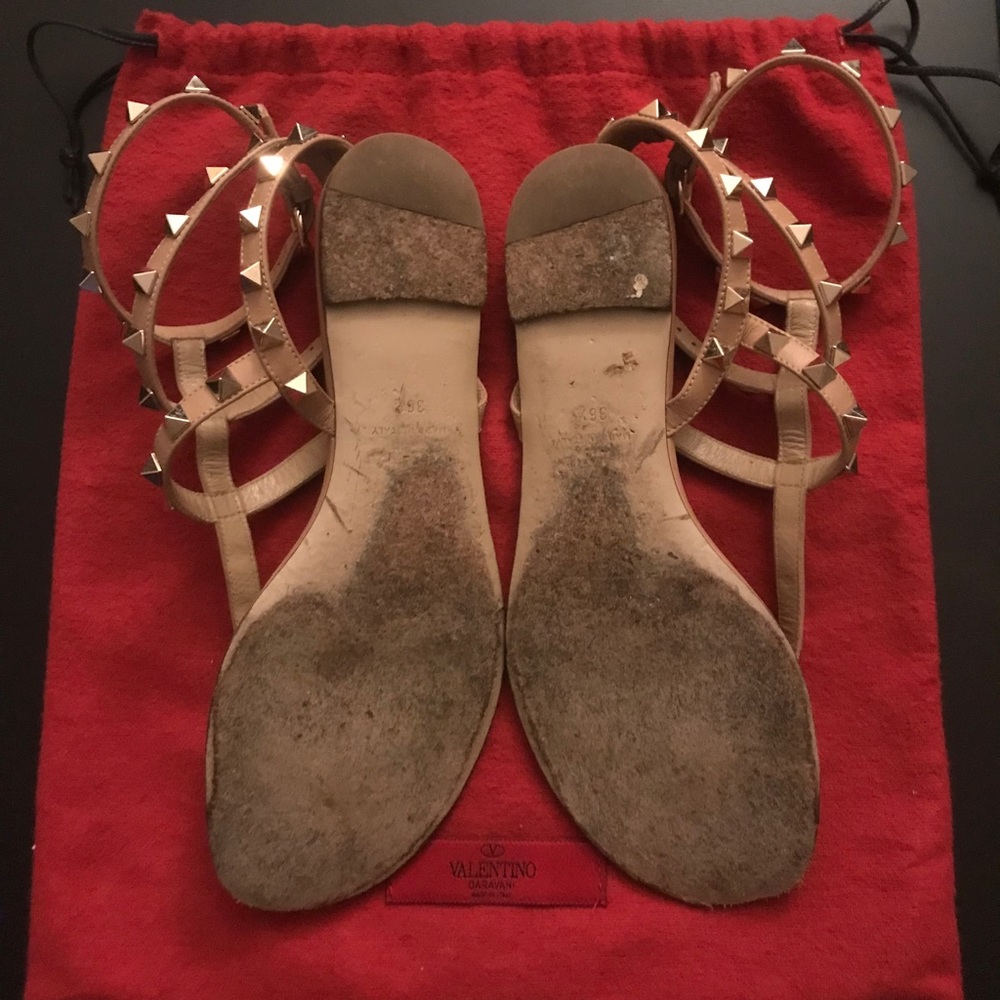 Valentino Garavani Rockstud Flat Thong Sandal - Picture 4 of 5